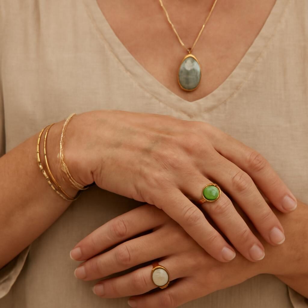 Bijoux bohèmes superposés avec élégance sur une femme mature